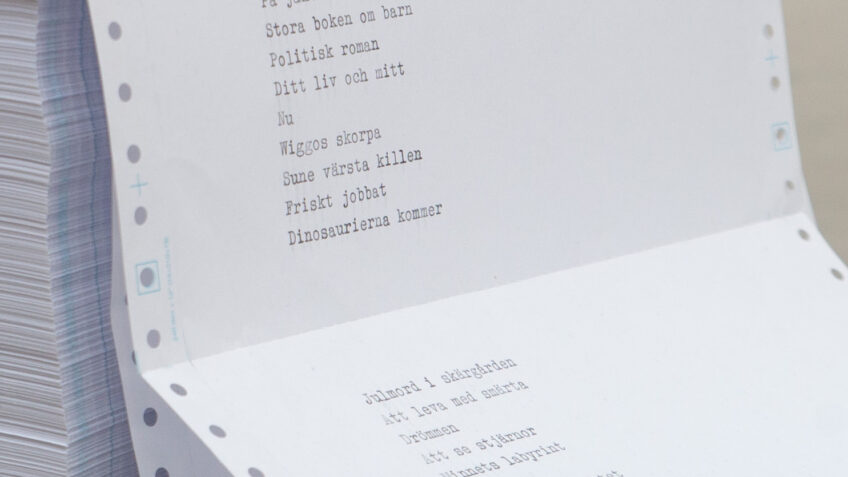 Installation av Ida Lindgren: skrivmaskin på vit sockel som skriver ut en lång remsa tabulatorpapper som faller ner på golvet.